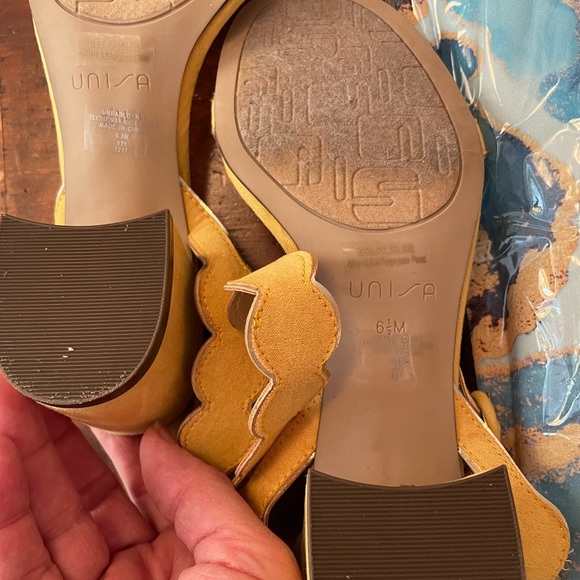 Yellow gold sandals Unisa suede EUC size 6.5.  Heel 2.5. Smoke/pet free home. - Picture 6 of 10